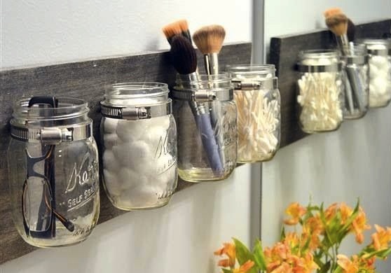 banheiro pequeno potinhos de vidro organizadores madeira