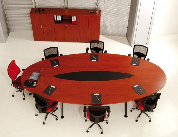 sala de reunia╠âo mesa oval cadeiras de escrito╠ürio