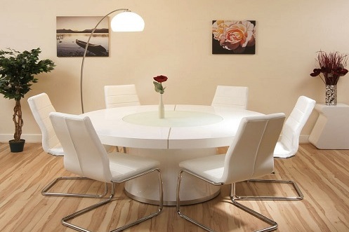 sala de reunia╠âo mesa redonda e cadeiras brancas