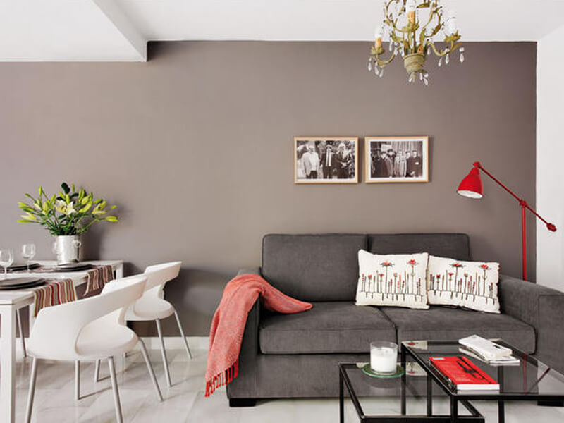loft decorado com cinza e tons de vermelho