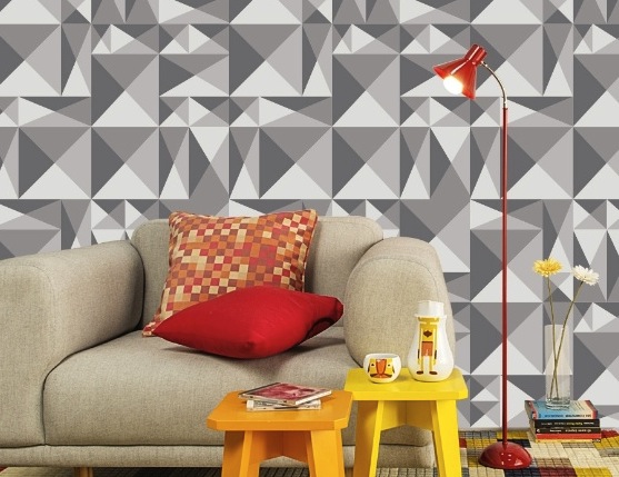 papel de parede com estampa geome╠ütrica em cinza e almofadas coloridas