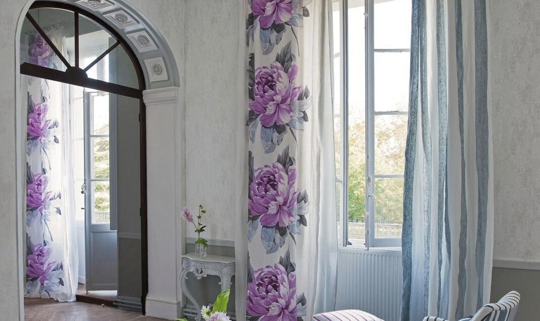 cortina florida e listrada na sala
