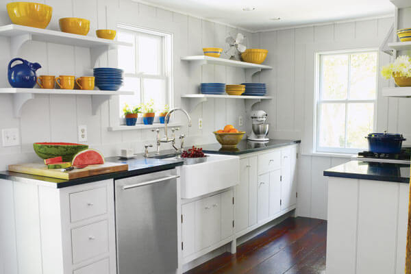 cozinha branca com detalhes coloridos