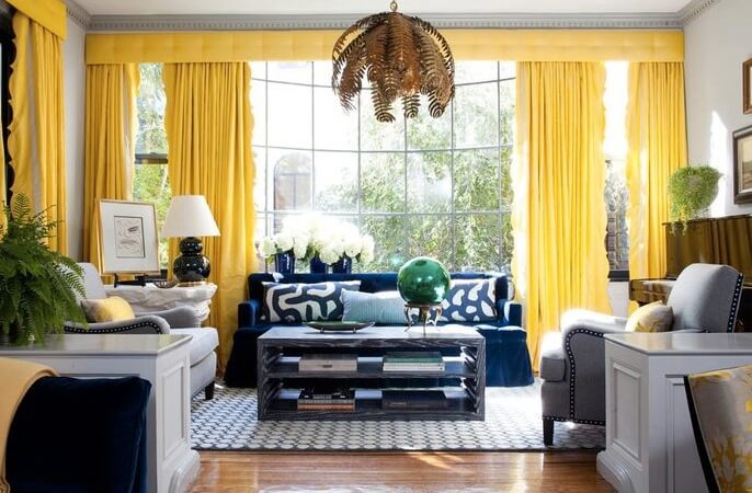 sala com cortina amarelo vibrante