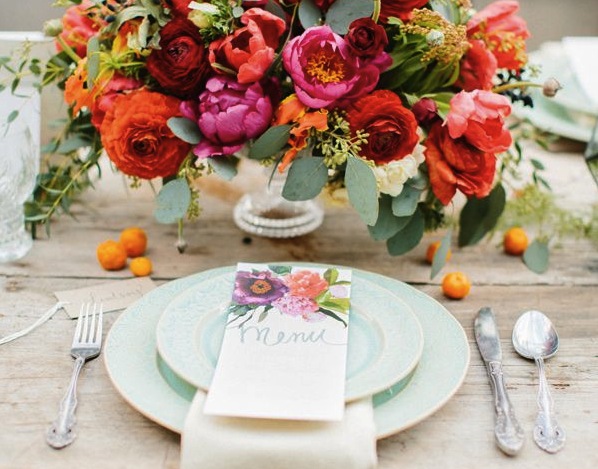 mesa de noivado com decoração floral colorida e delicada