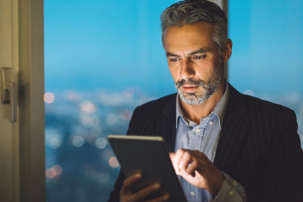 Homem segurando um tablet