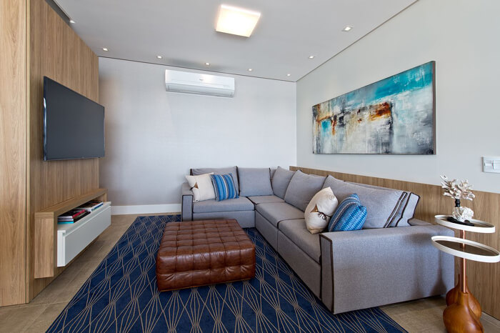 imagem de uma sala compacta com sofá cinza de canto