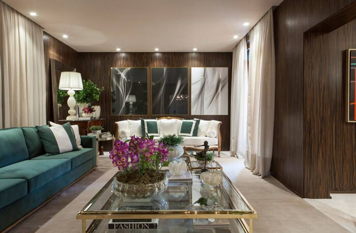imagem de uma sala de luxo com sofá grande 