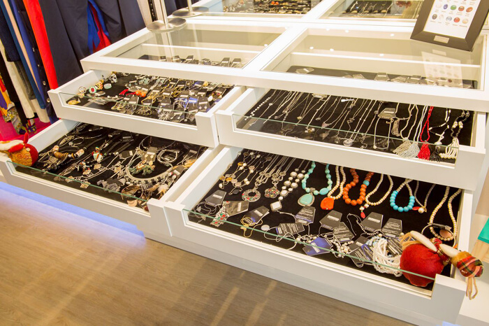 imagem de um armário com jóias e acessórios