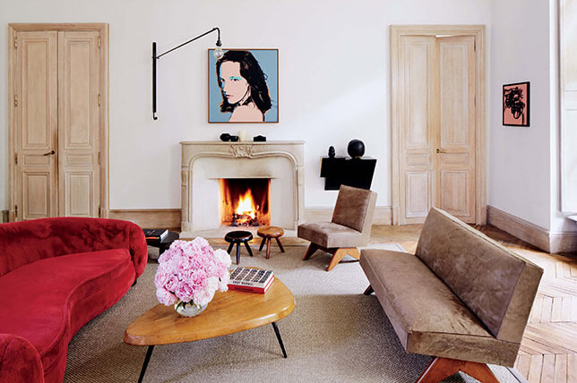 imagem de uma sala com móveis clássicos e lareira 