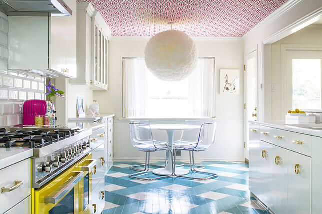 imagem de uma cozinha branca vintage 