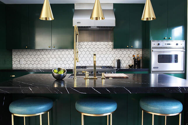imagem de uma cozinha verde com ilha preta 