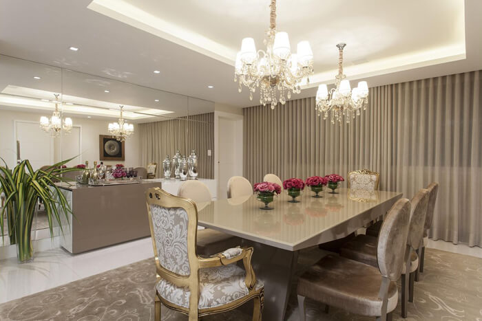 imagem de uma sala de jantar luxuosa, mesa de vidro e cadeiras em estilo poltrona 