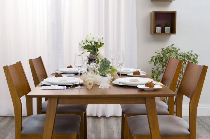 imagem de uma mesa de jantar e cadeiras amadeiradas 