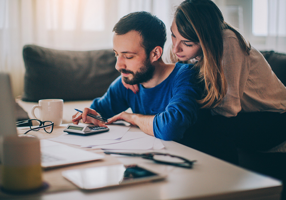 casal sentado fazendo contas
