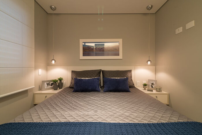quarto de casal moderno, com um pendente em cada lado da cama