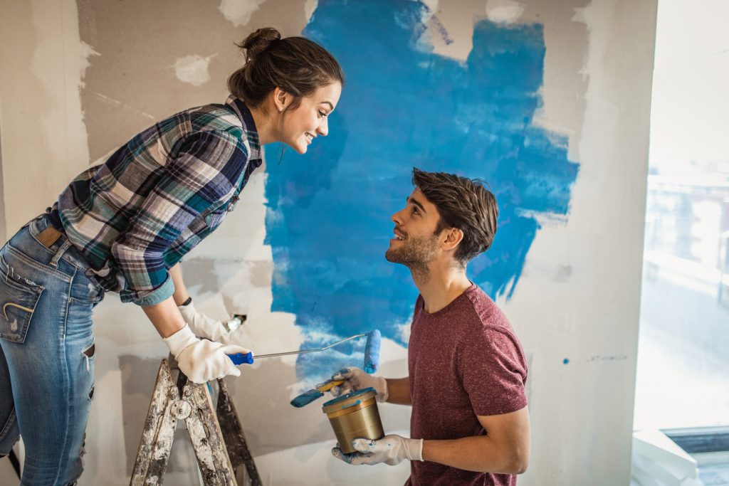 imagem com casal na escada pintando o apartamento