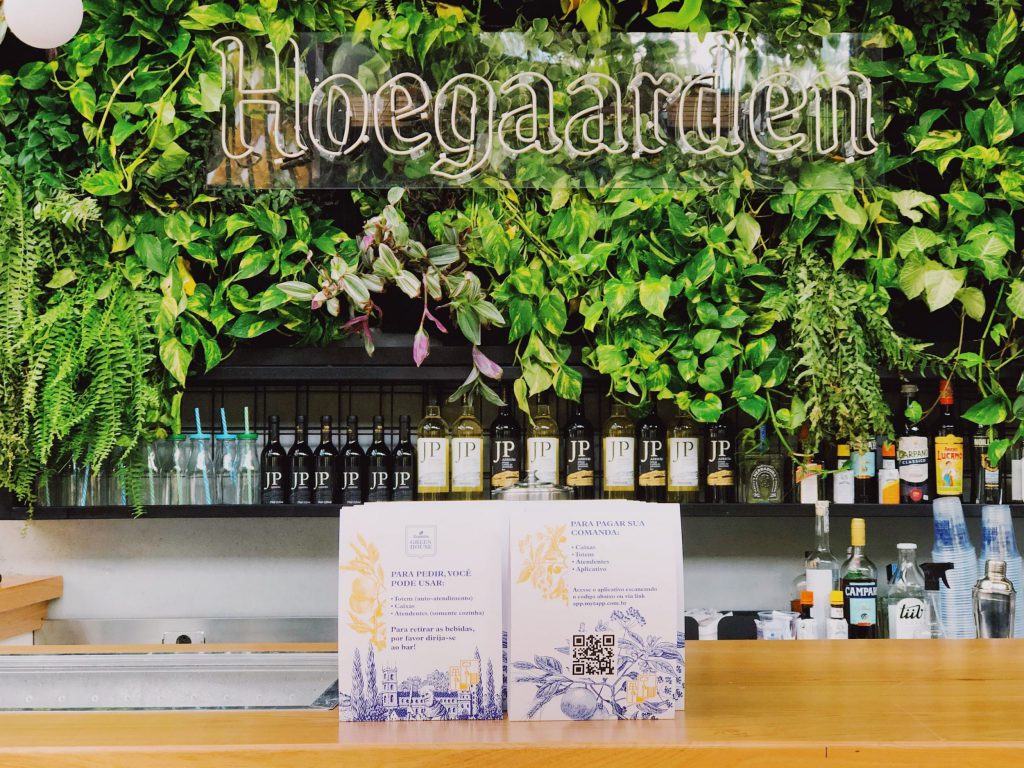 bancada de um bar que fica localizado em Pinheiros