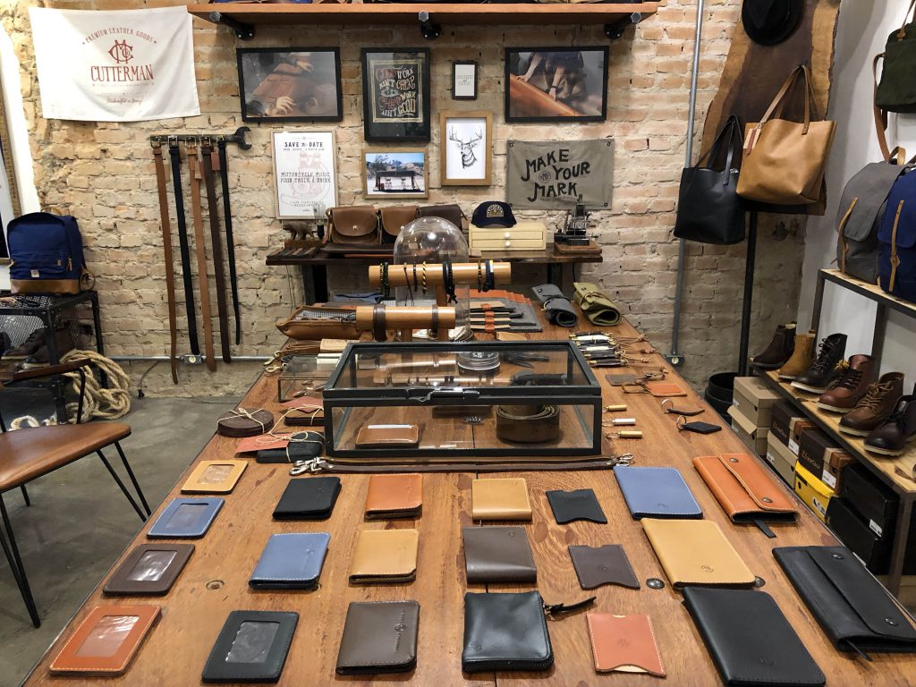 uma mesa de madeira com diversos objetos feitos de couro