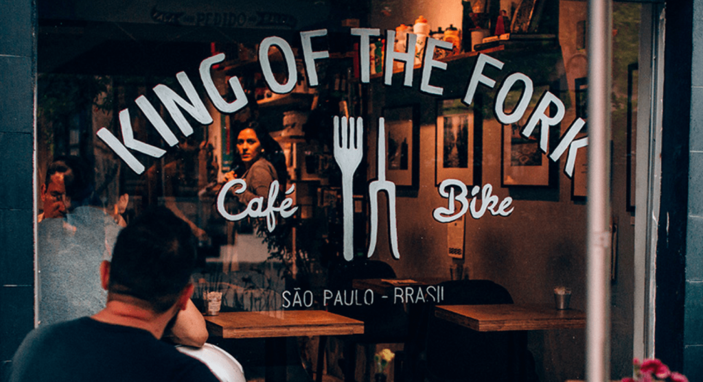 uma cafeteria vista do lado de fora