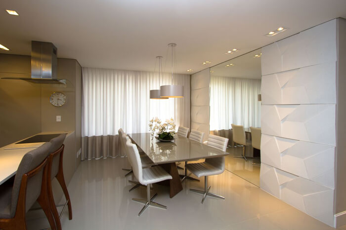 imagem de uma sala de jantar com revestimento branco 3D na parede 