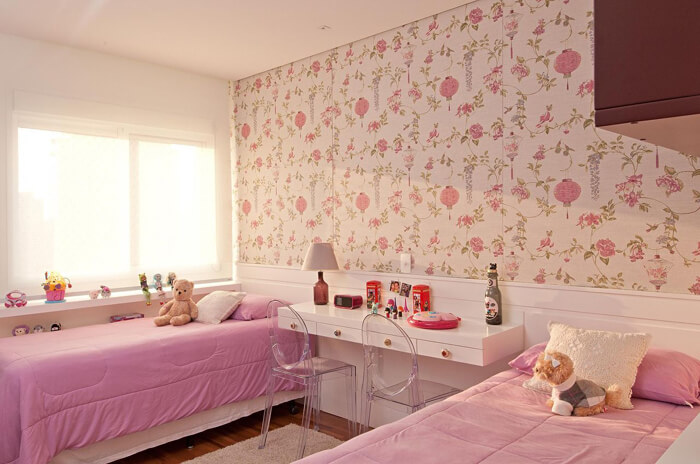 imagem de um quarto feminino com papel de parede de flores