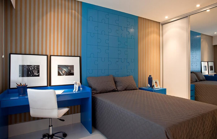 imagem de um quarto masculino com revestimento de quebra-cabeça azul