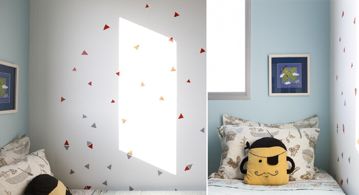 imagem de um quarto de criança com papel de parede decorativo
