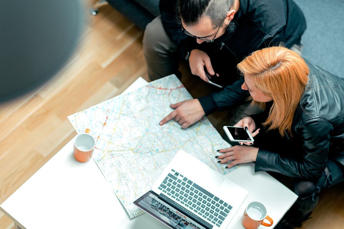 pessoas analisando um mapa 