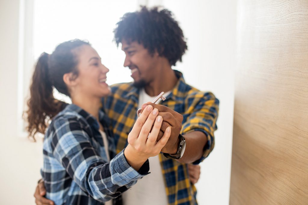 casal segurando uma chave 