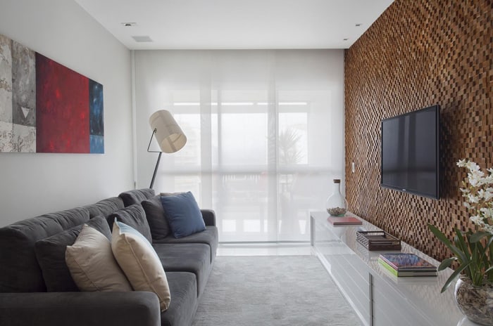 Imagem de uma sala de estar com uma luminária super moderna 