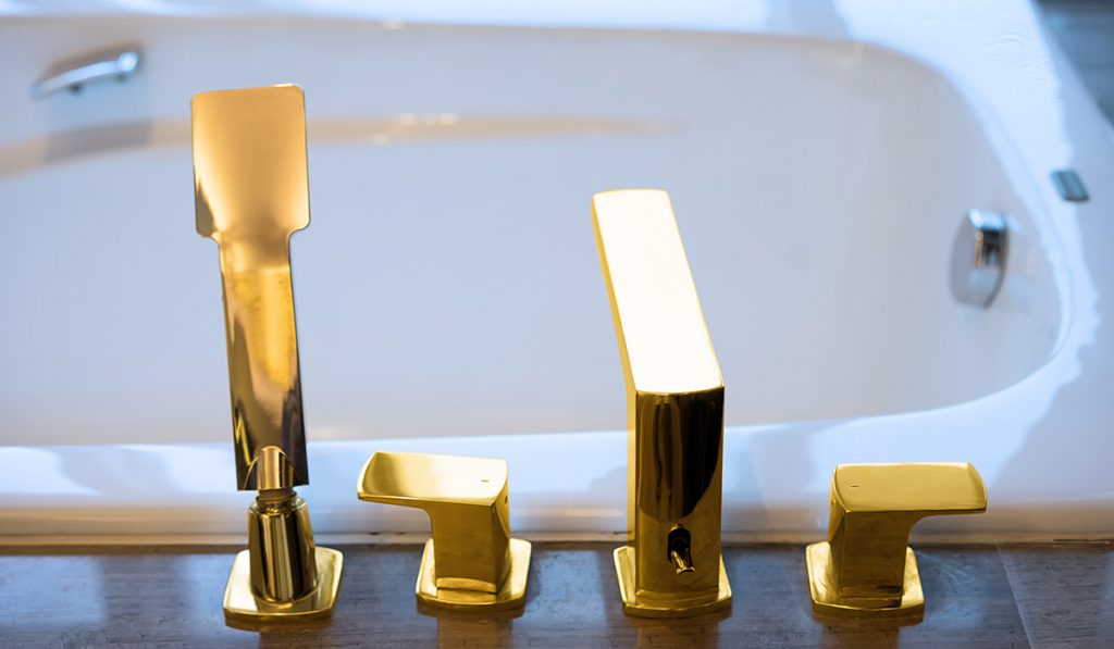 Banheiro com decoração em detalhes dourados