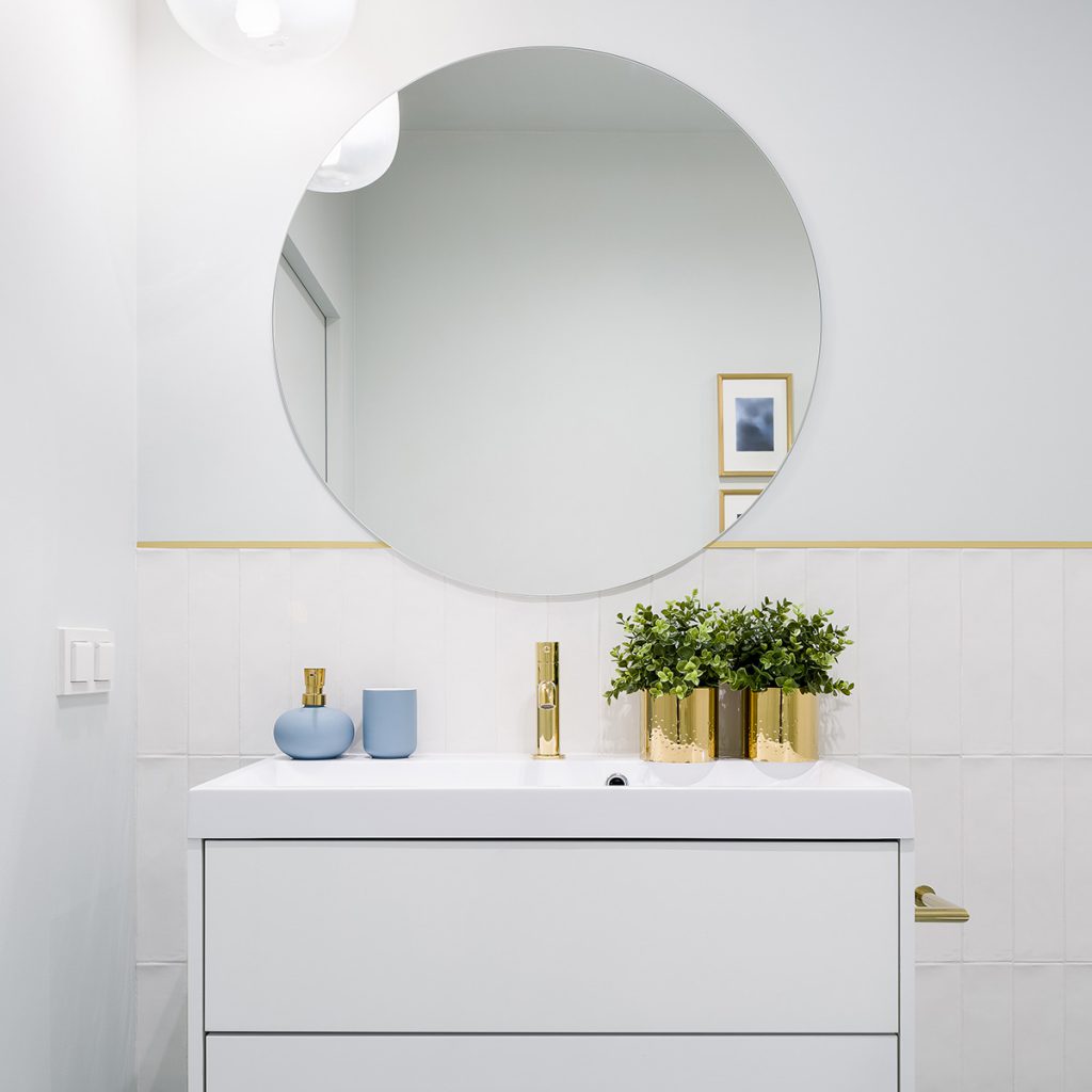 Banheiro com decoração em detalhes dourados
