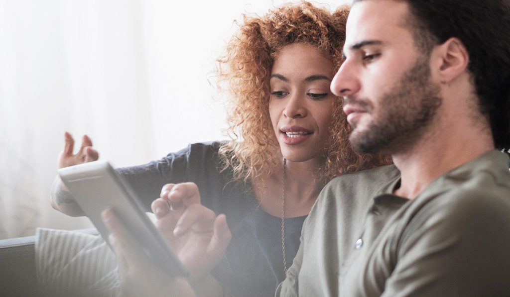 casal mexendo no tablet