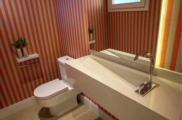 Imagem de um banheiro com papel de parede