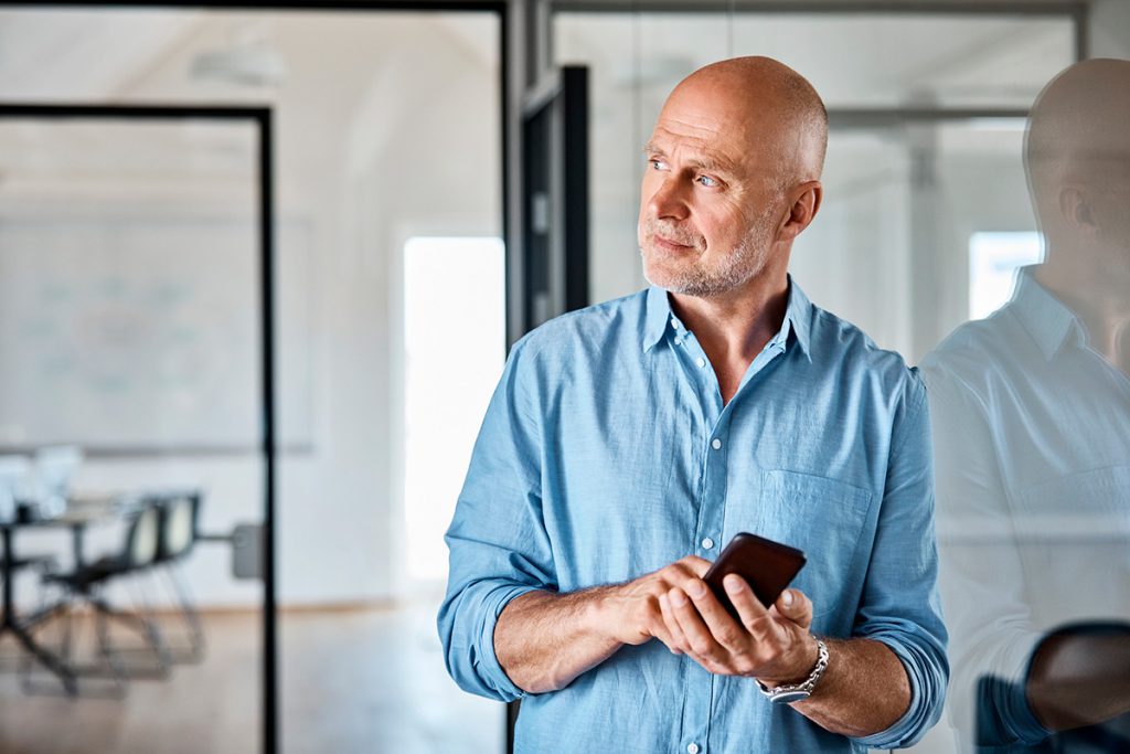 Homem mexendo no celular