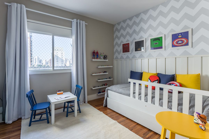 Escrivaninha em quarto infantil